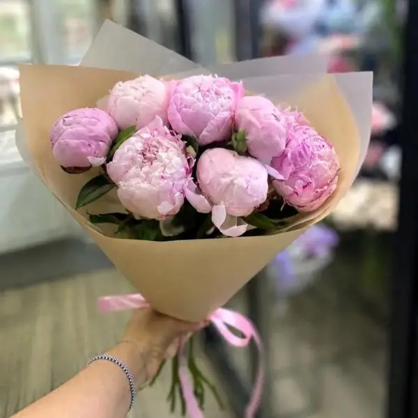 Букет из 9 розовых пионов 