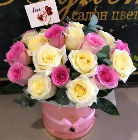 21 роза в шляпной коробке